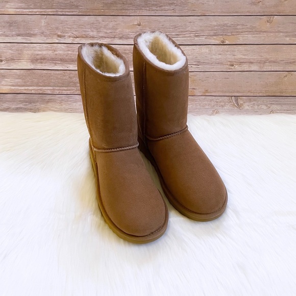 UGG Men’s Classic Short Chestnut Boots size 10 NWOT N BOX$$$145.00$$$ main image 6